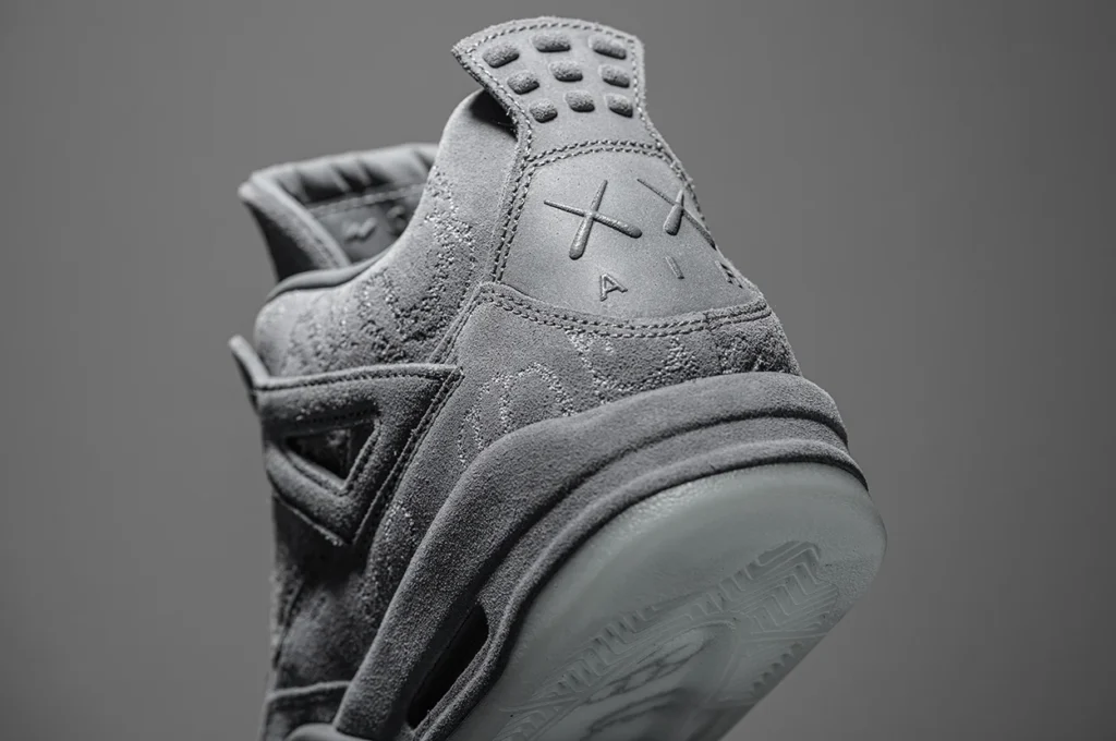 peresmotr-modeli-kaws-x-air-jordan-4-v-chest-ee-5-letnego-yubileya